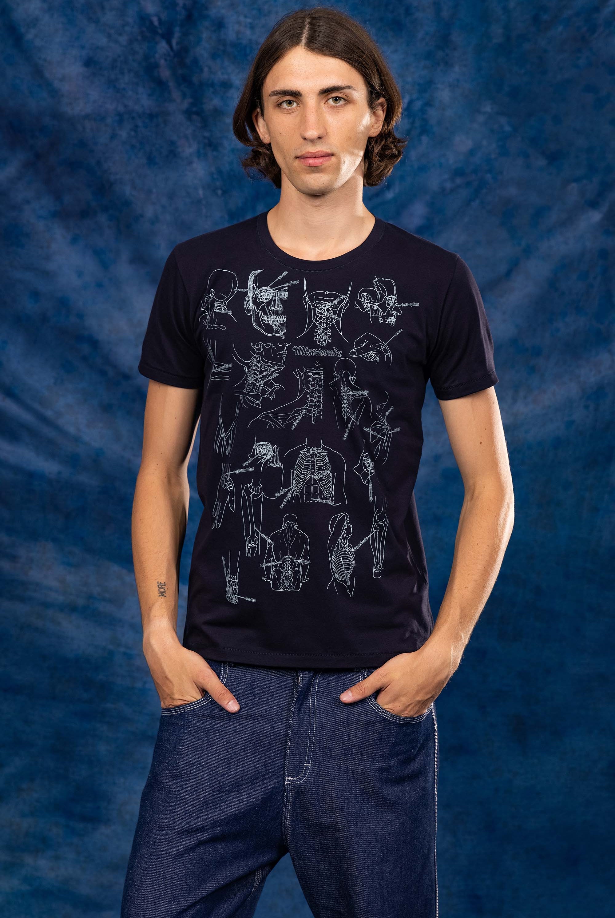 T-Shirt Querido Infiltracion Bleu marine jouer la carte de l'originalité avec les t-shirts à message Misericordia