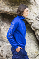 Veste de Sport Zapallal Rotacion Bleu Saphir élément incontournable des tenues masculines, la veste est une pièce polyvalente