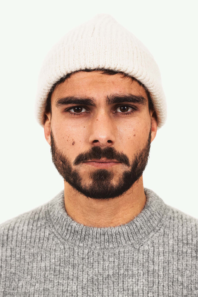 Bonnet Lija Écru décontraction et sobriété, un must-have du vestaire mixte