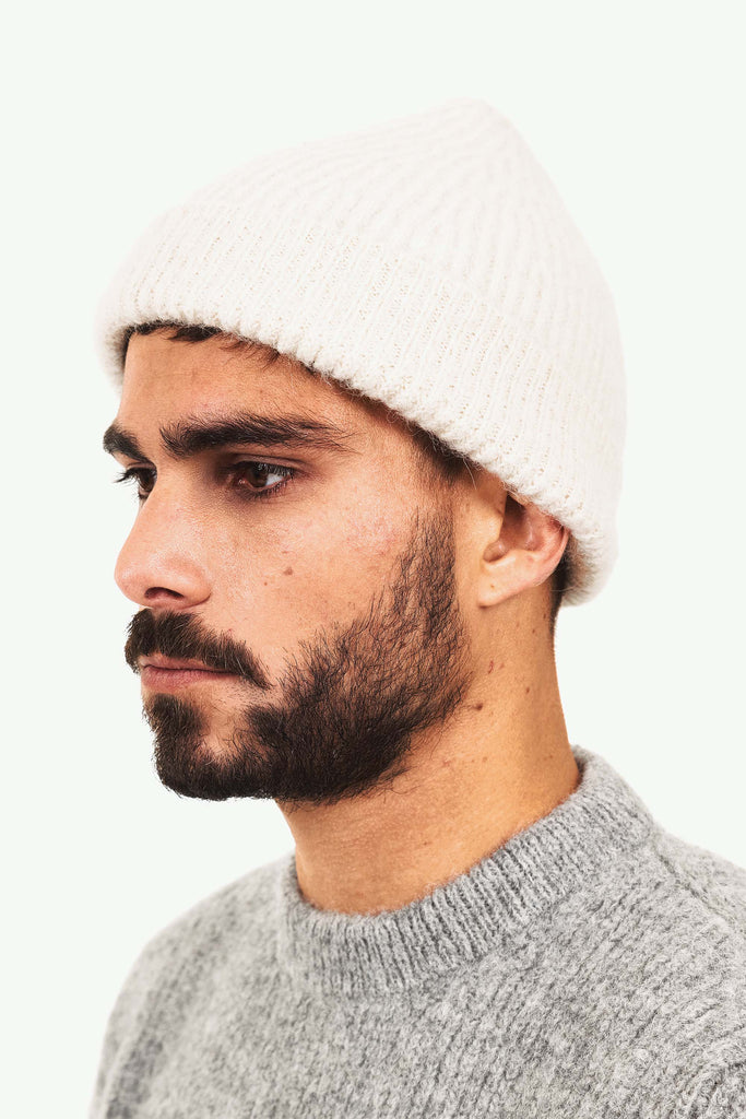 Bonnet Lija Écru décontraction et sobriété, un must-have du vestaire mixte