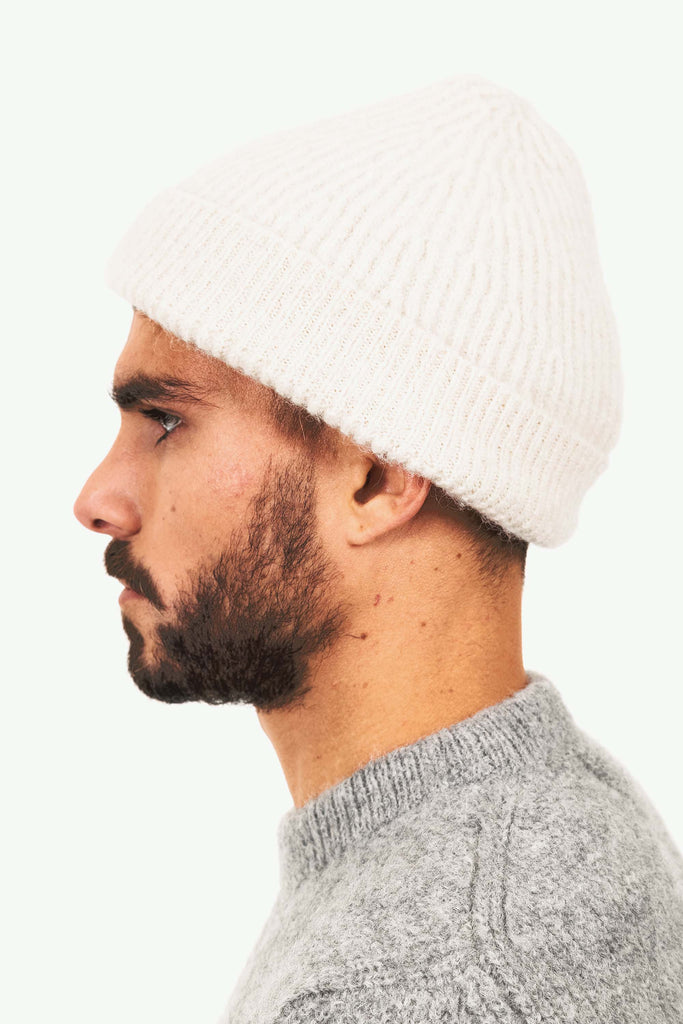 Bonnet Lija Écru décontraction et sobriété, un must-have du vestaire mixte