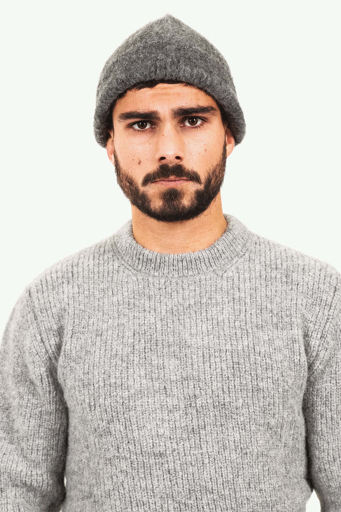 Bonnet Lija Gris Foncé décontraction et sobriété, un must-have du vestaire mixte