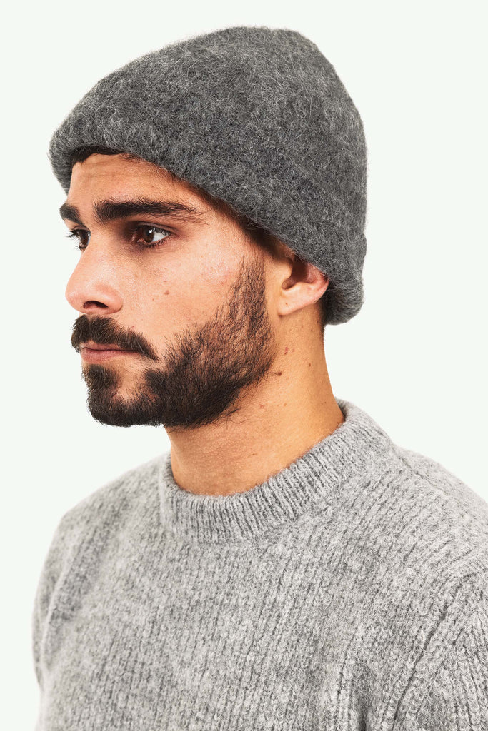 Bonnet Lija Gris Foncé décontraction et sobriété, un must-have du vestaire mixte