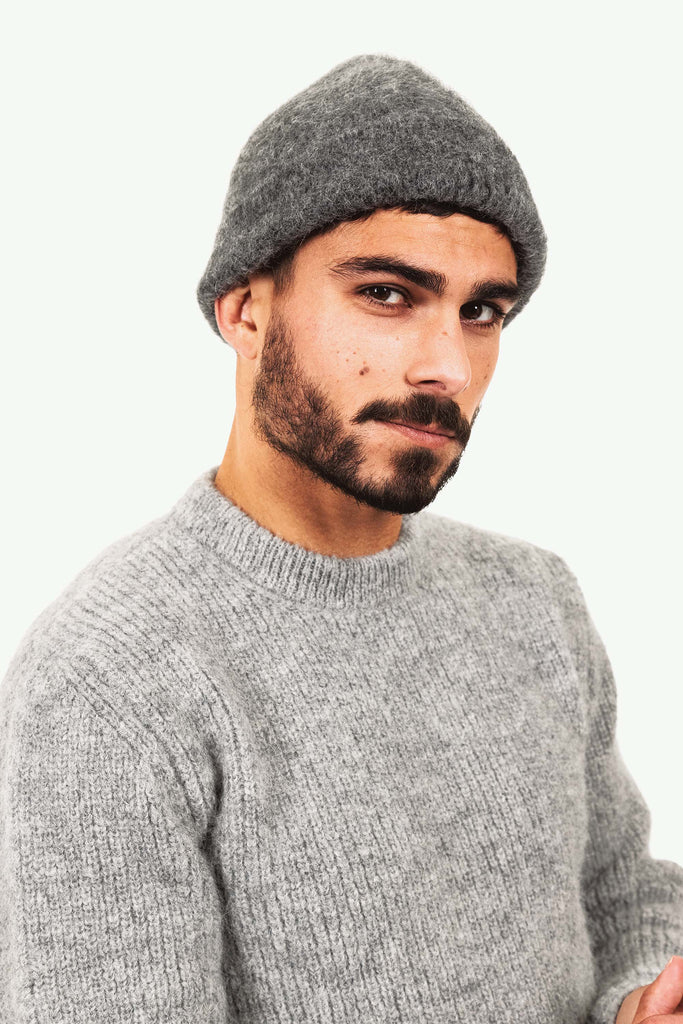 Bonnet Lija Gris Foncé décontraction et sobriété, un must-have du vestaire mixte