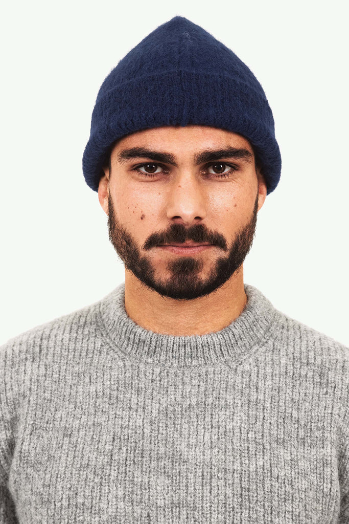 Bonnet Lija Bleu Marine décontraction et sobriété, un must-have du vestaire mixte