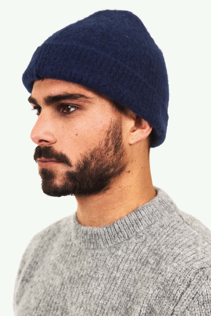 Bonnet Lija Bleu Marine décontraction et sobriété, un must-have du vestaire mixte