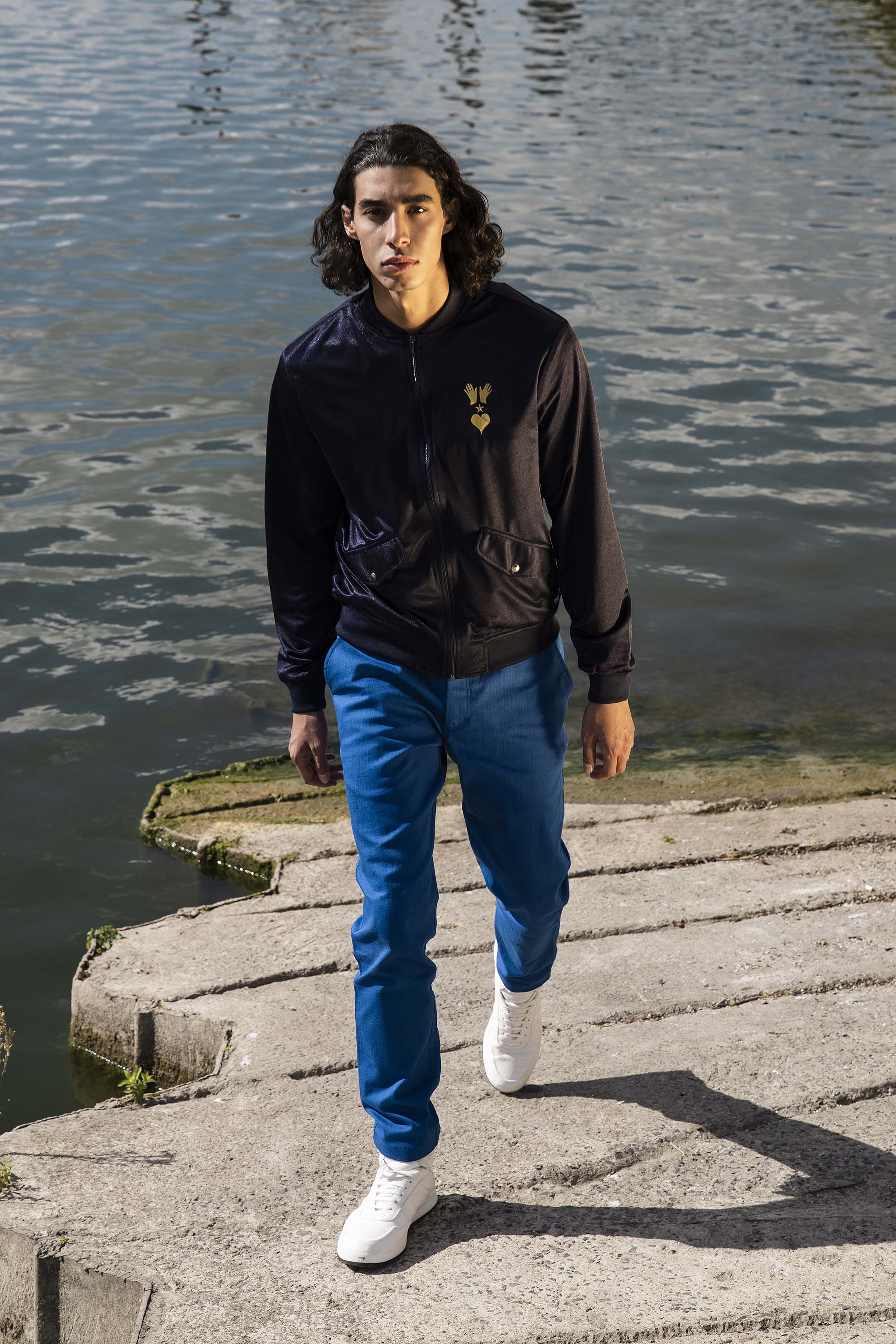 Blouson Paraguas Bola Disco Bleu Marine élément incontournable des tenues masculines, la veste est une pièce polyvalente