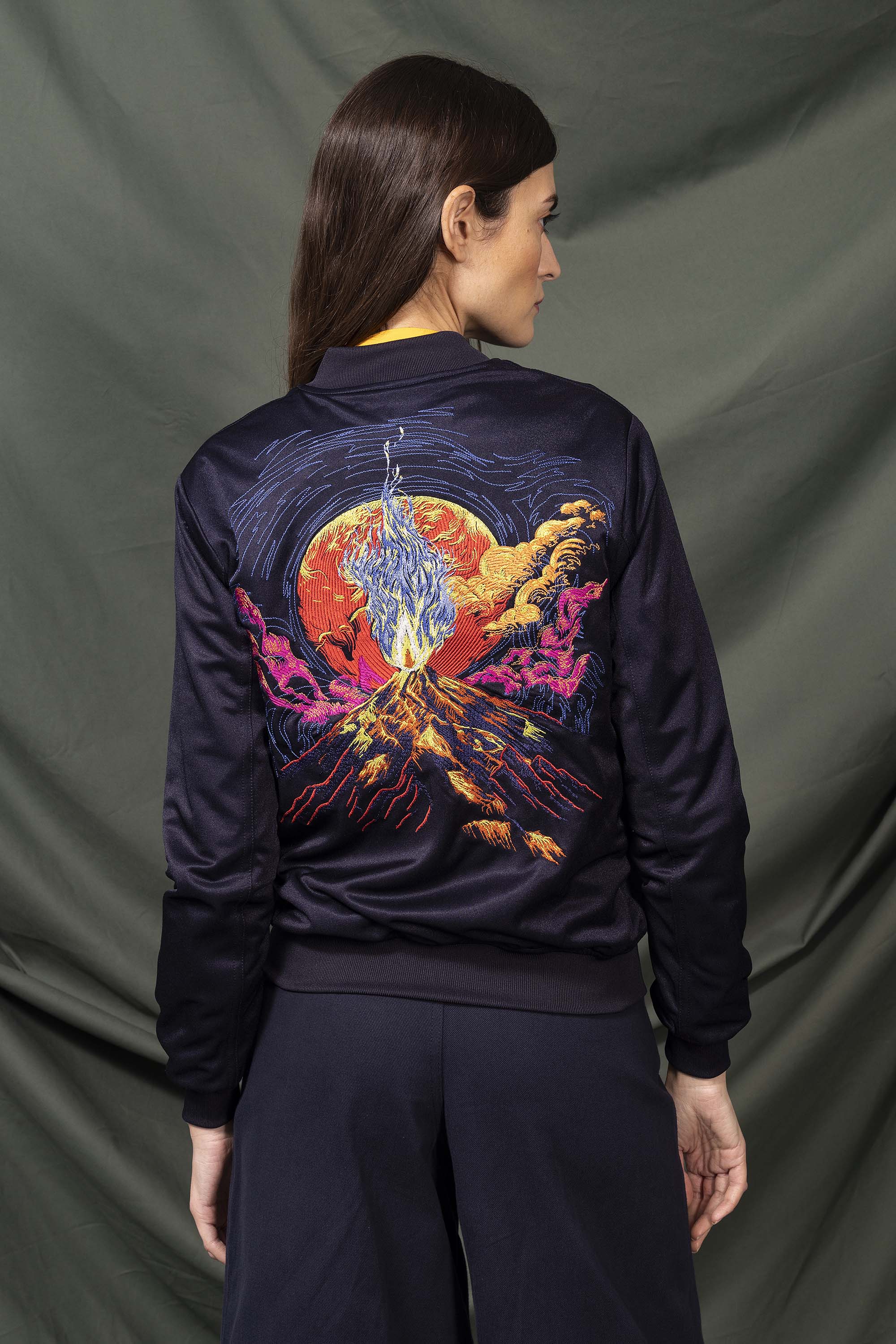 Blouson Paraguas Volcano Bleu Marine grand incontournable du vestiaire féminin, la veste fait toute la tenue