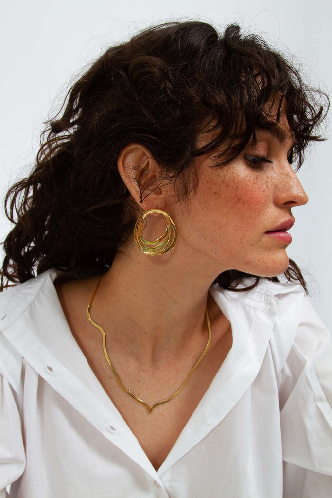 Boucles d'Oreilles Geste Maxi Doré - Judith Benita un bijou précieux à porter avec toutes vos tenues