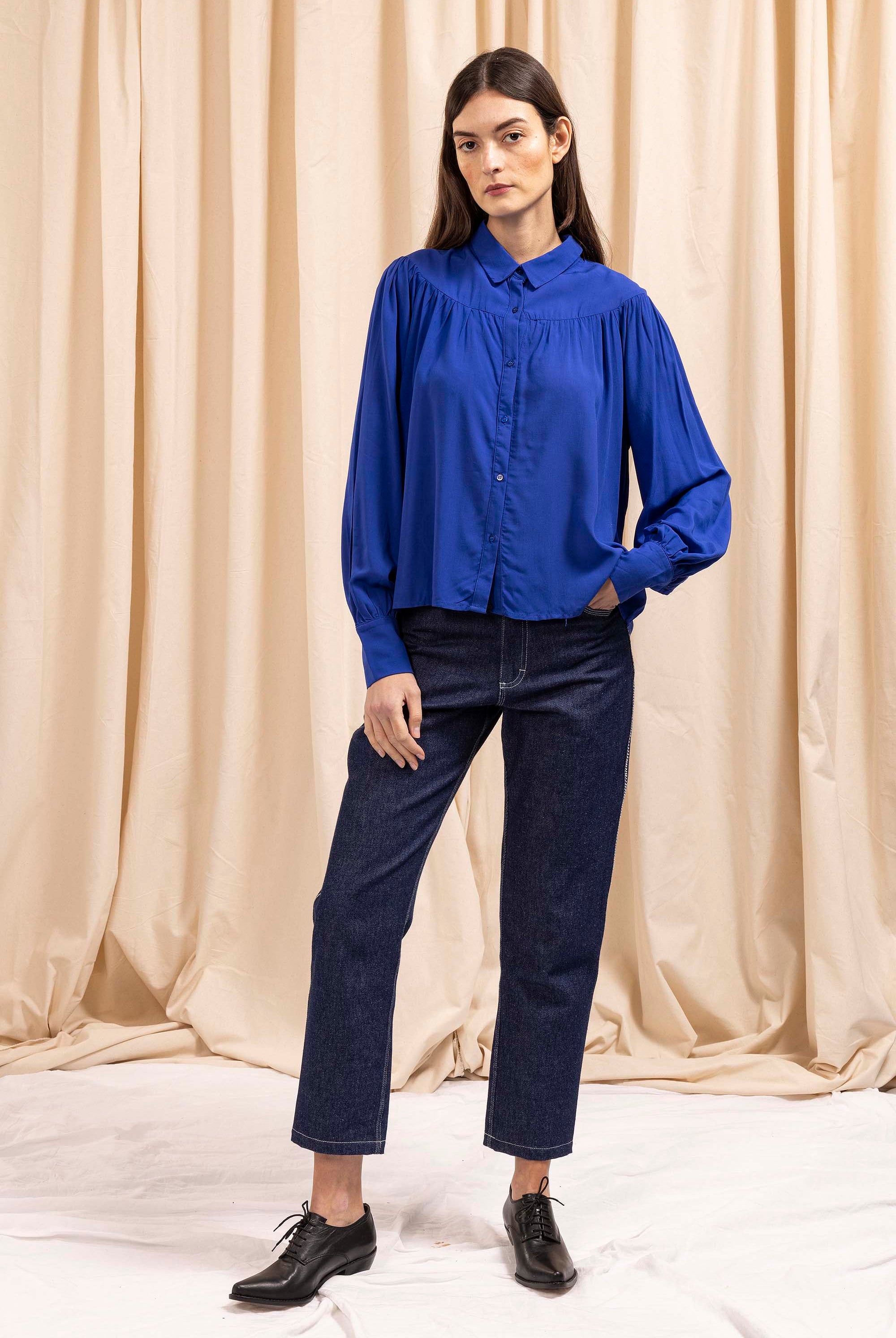Chemise Brillante Bleu Saphir à la fois élégante et casual pour un look ultra féminin