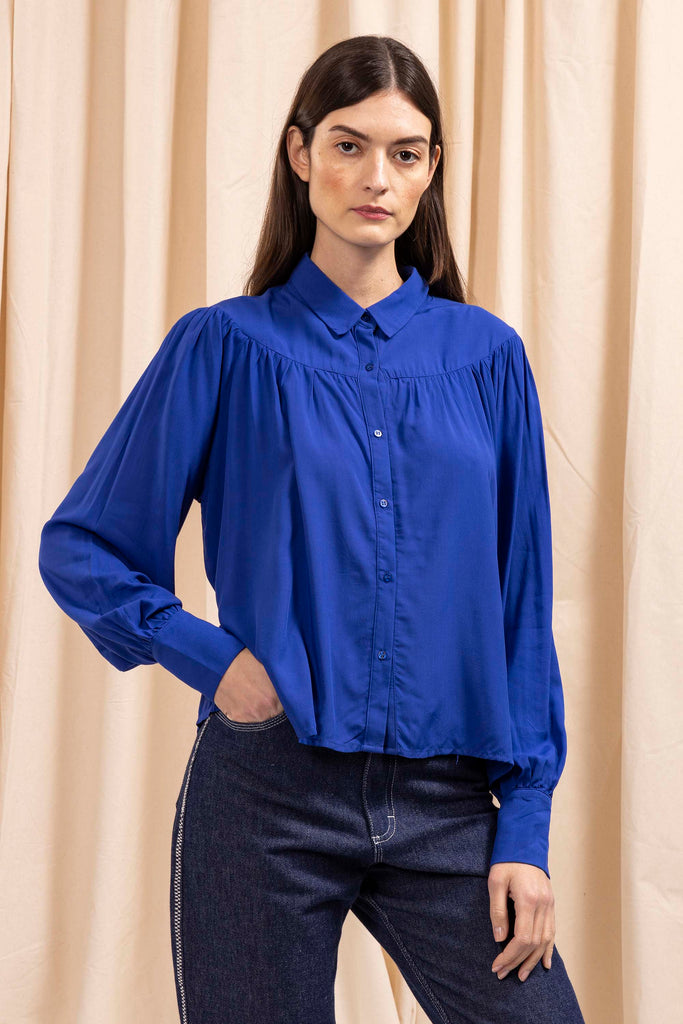 Chemise Brillante Bleu Saphir aura de la silhouette tient dans le détail de nos chemises femme