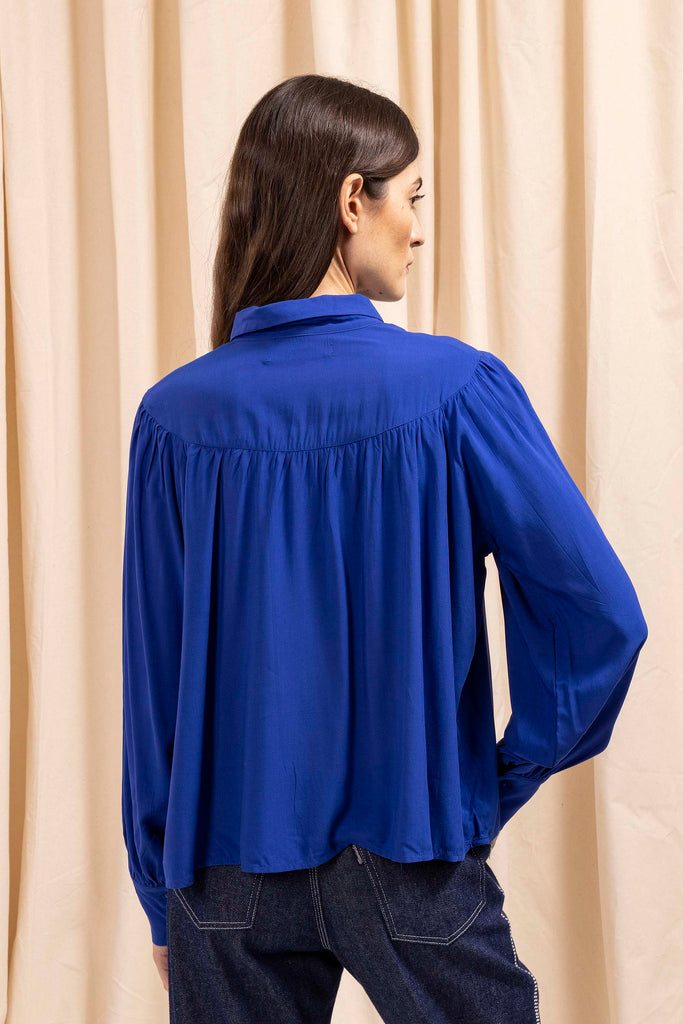 Chemise Brillante Bleu Saphir aura de la silhouette tient dans le détail de nos chemises femme