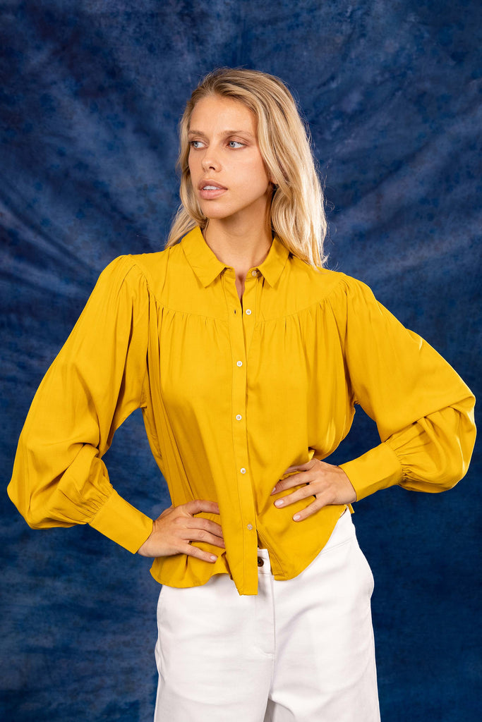 Chemise Brillante Or classique intemporelle, la chemise dessine la silhouette