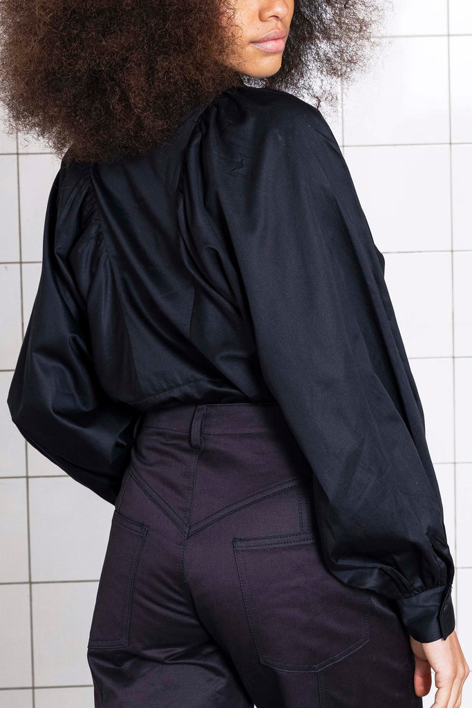 Chemise Carina Noir classique intemporel, futur partenaire de votre jean