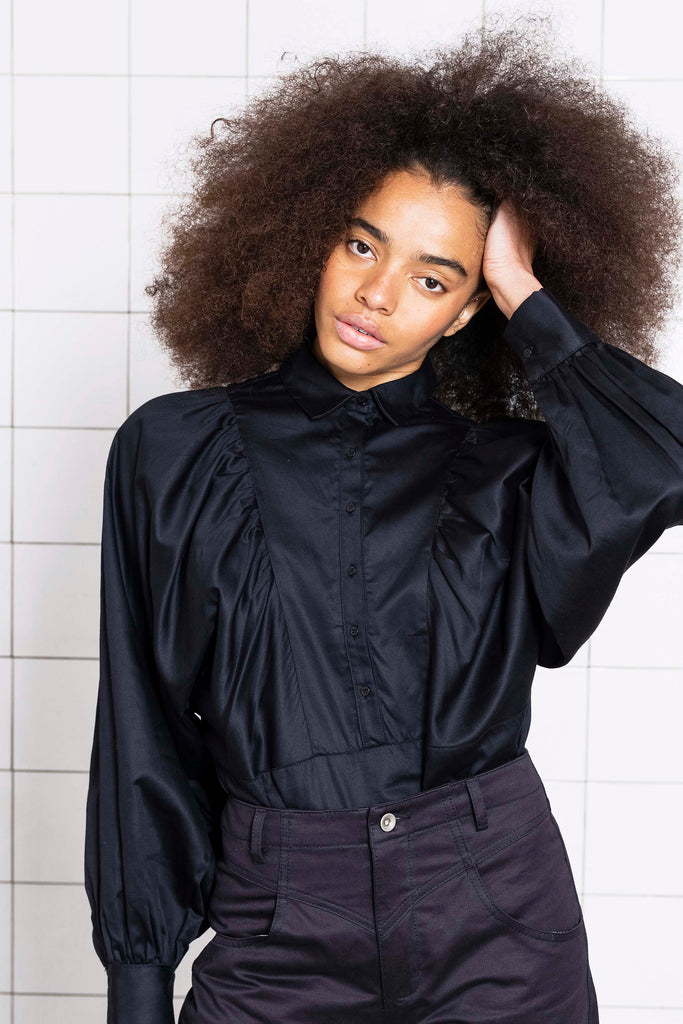 Chemise Carina Noir à la fois élégante et casual pour un look ultra féminin
