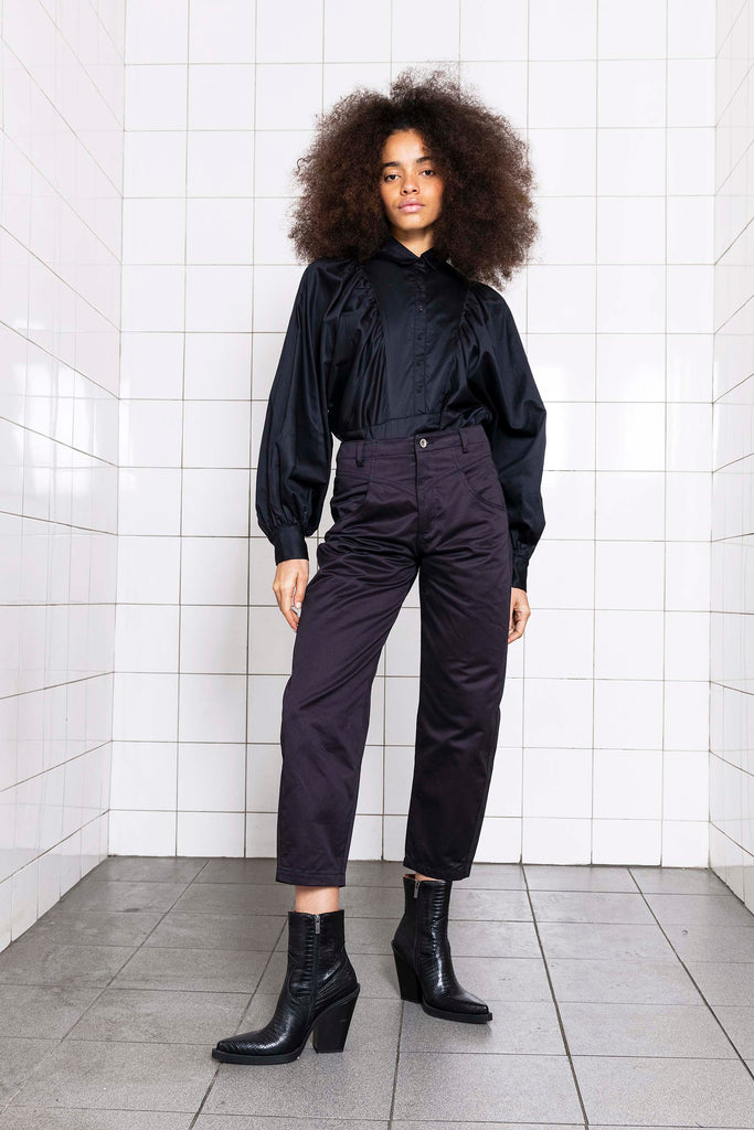 Chemise Carina Noir aura de la silhouette tient dans le détail de nos chemises femme