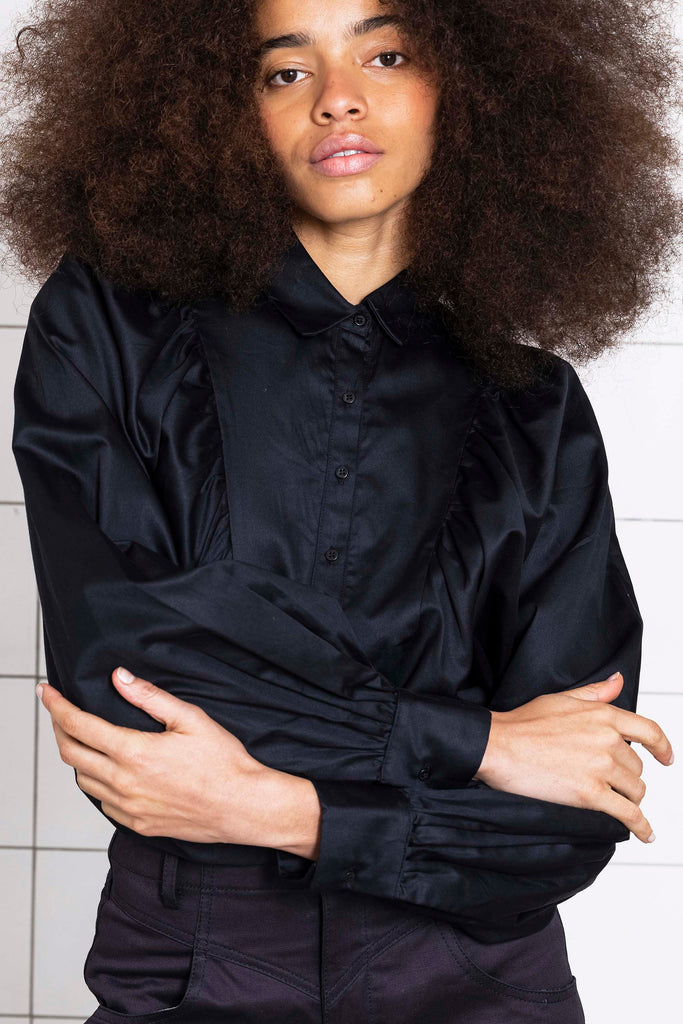 Chemise Carina Noir à la fois élégante et casual pour un look ultra féminin