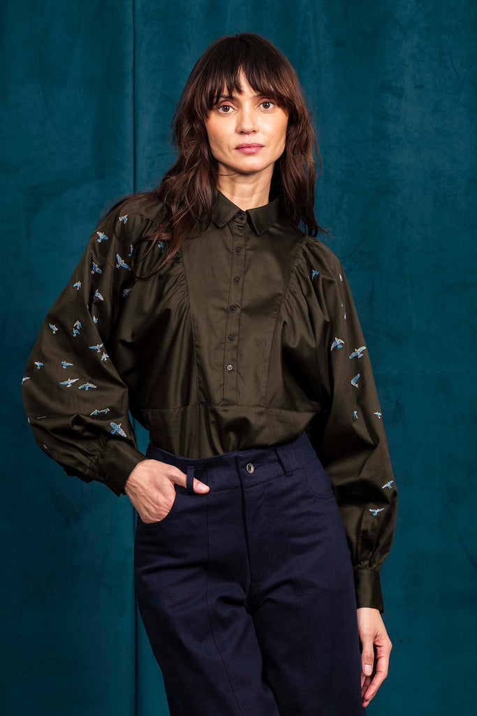 Chemise Carina Vert Foncé Vuelo classique intemporelle, la chemise dessine la silhouette