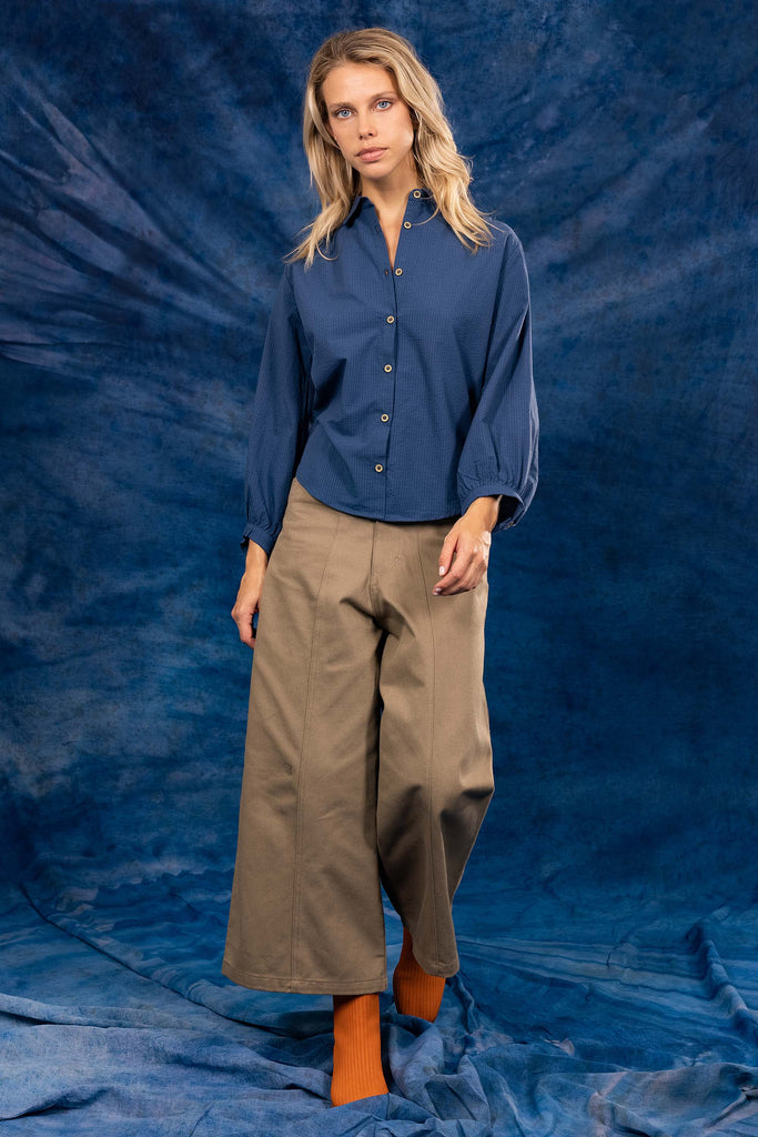 Chemise Daniela Bleu Acier classique intemporel, futur partenaire de votre jean