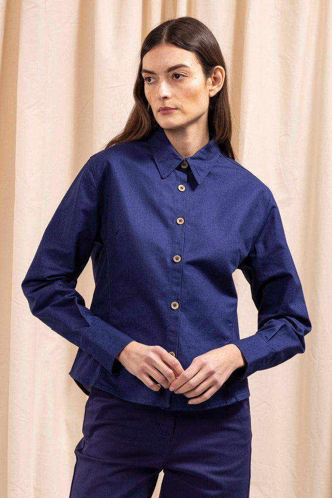 Chemise Diva Bleu Outremer aura de la silhouette tient dans le détail de nos chemises femme