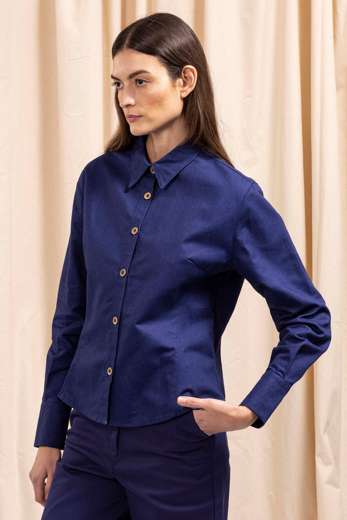 Chemise Diva Bleu Outremer à la fois élégante et casual pour un look ultra féminin