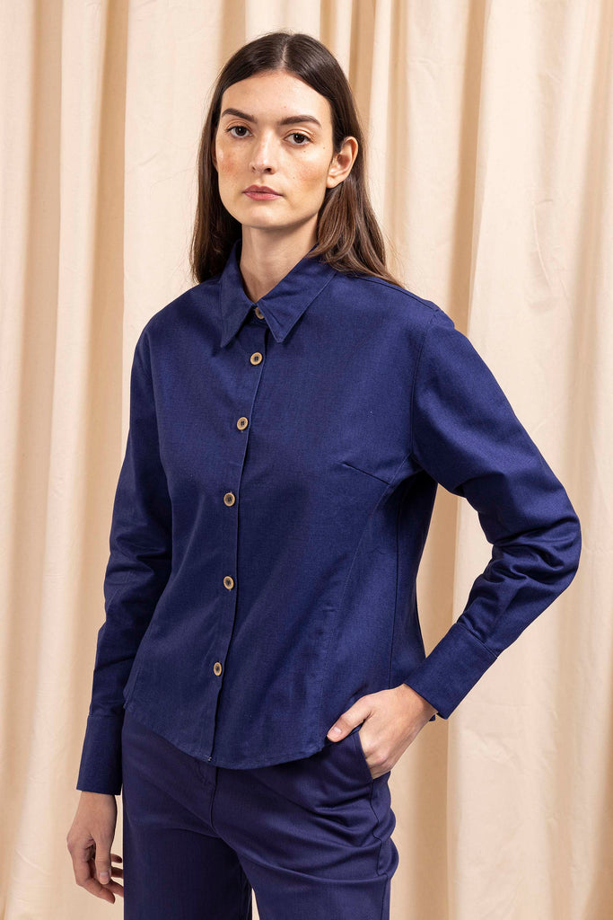 Chemise Diva Bleu Outremer à la fois élégante et casual pour un look ultra féminin