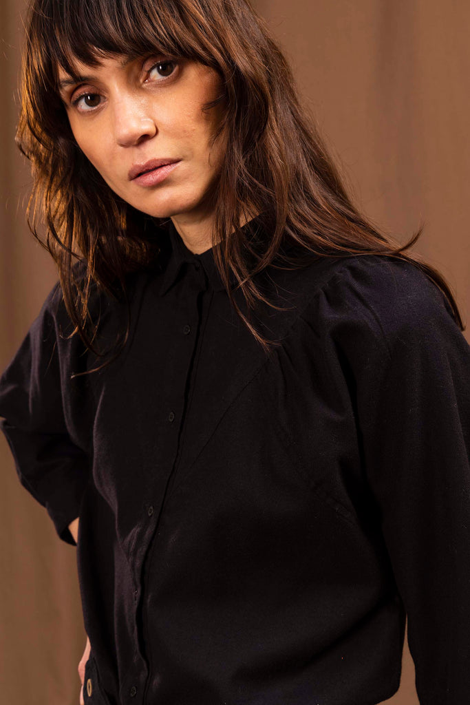 Chemise Donata Noir classique intemporelle, la chemise dessine la silhouette