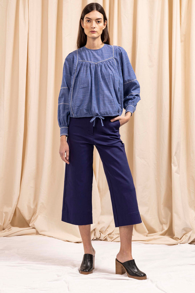 Chemise Florina Bleu classique intemporelle, la chemise dessine la silhouette