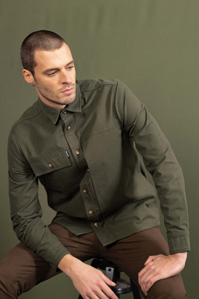 Chemise Freddy Kaki Foncé exprimer une personnalité sans concession pour conserver une silhouette décontractée