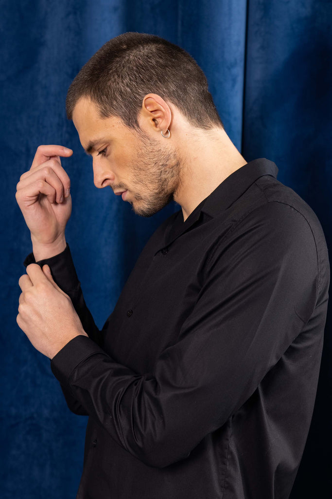 Chemise Guillermo Noir exprimer une personnalité sans concession pour conserver une silhouette décontractée