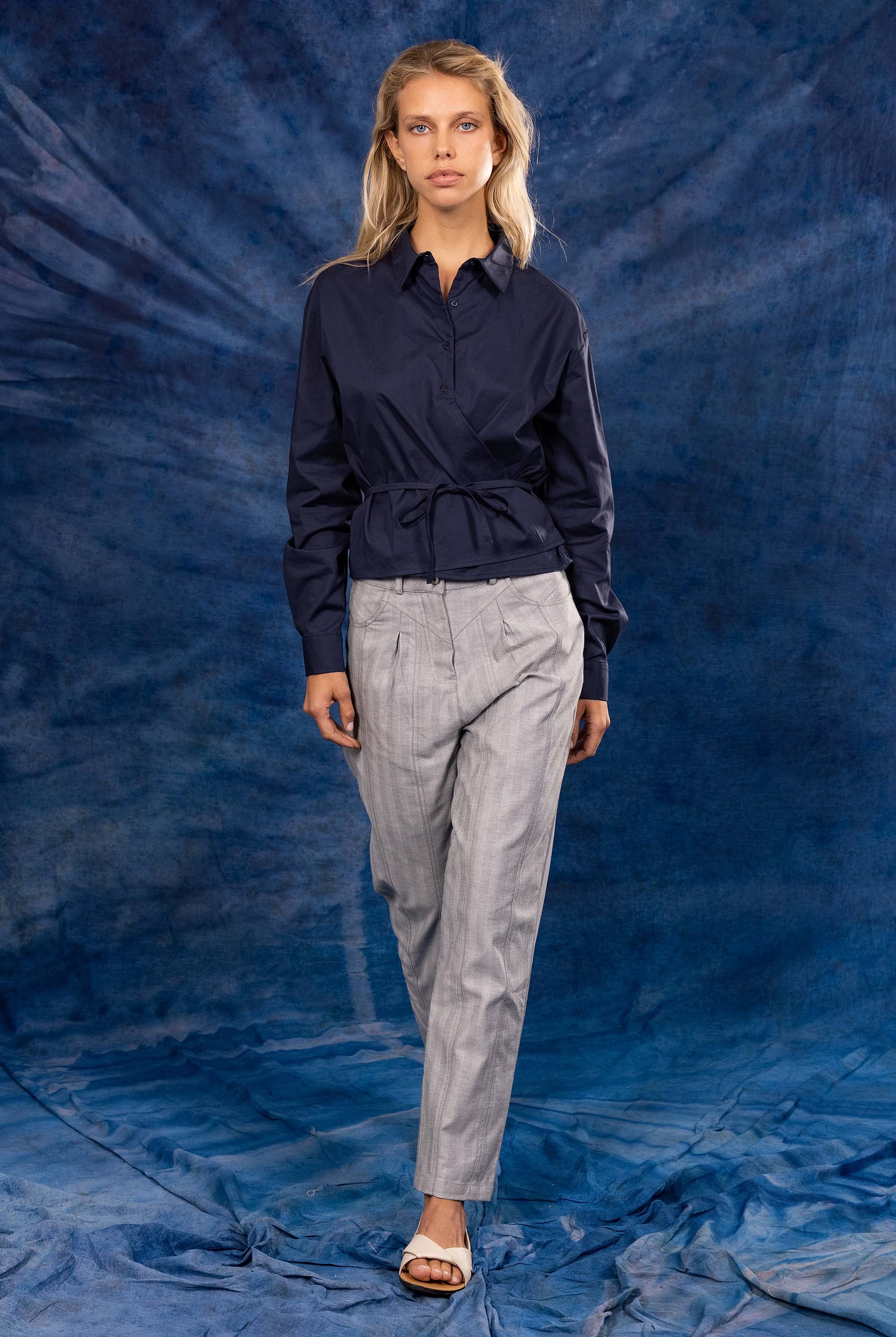 Chemise Lila Bleu Marine classique intemporelle, la chemise dessine la silhouette