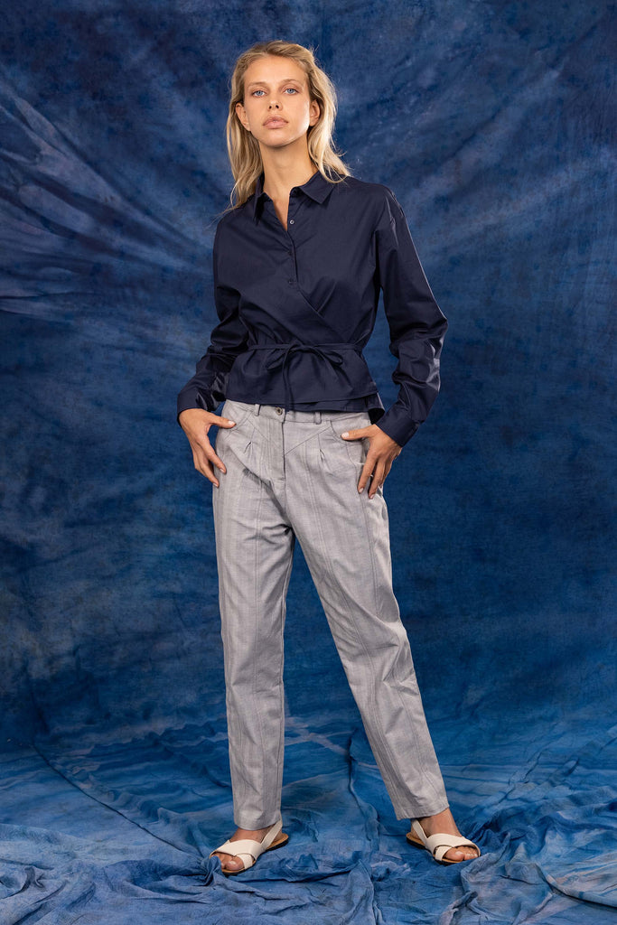 Chemise Lila Bleu Marine aura de la silhouette tient dans le détail de nos chemises femme
