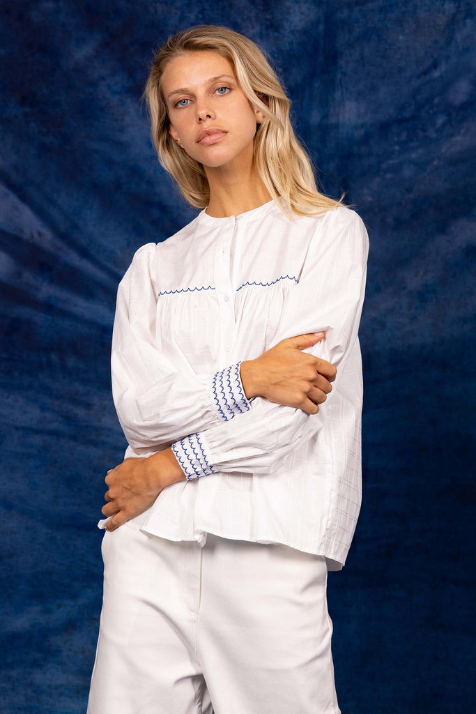 Chemise Marena Blanche classique intemporelle, la chemise dessine la silhouette