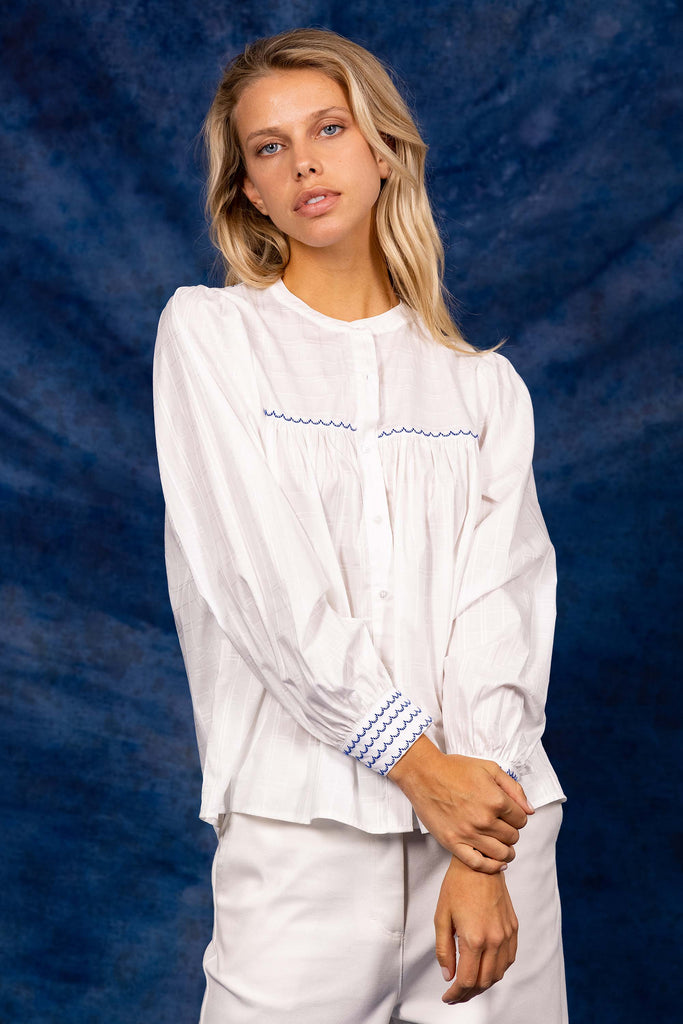 Chemise Marena Blanche classique intemporelle, la chemise dessine la silhouette
