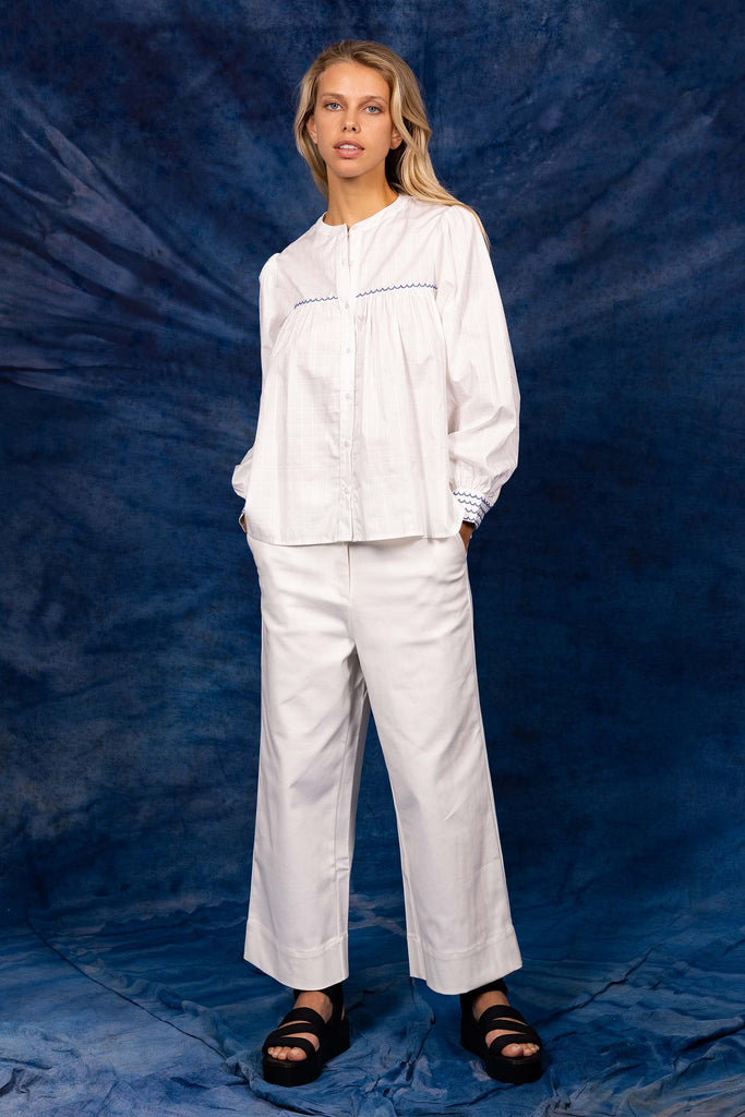 Chemise Marena Blanche classique intemporelle, la chemise dessine la silhouette