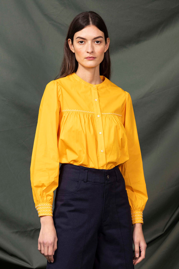 Chemise Marena Feuille D'or classique intemporelle, la chemise dessine la silhouette