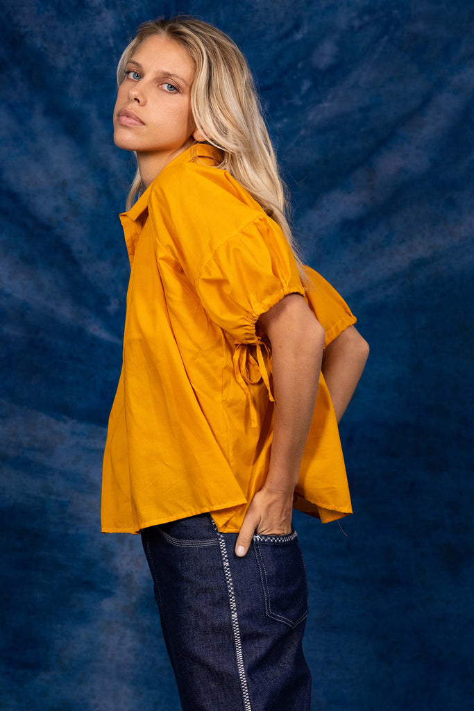 Chemise Nuria Orange aura de la silhouette tient dans le détail de nos chemises femme