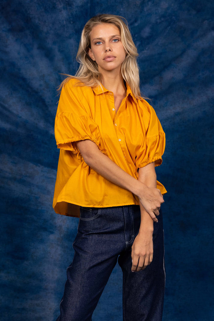 Chemise Nuria Orange aura de la silhouette tient dans le détail de nos chemises femme