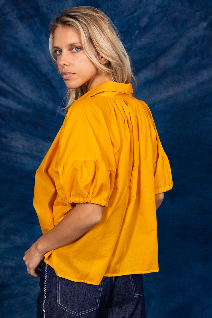 Chemise Nuria Orange aura de la silhouette tient dans le détail de nos chemises femme