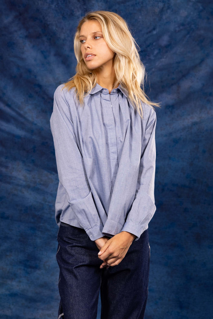 Chemise Omega Bleu Délavé aura de la silhouette tient dans le détail de nos chemises femme