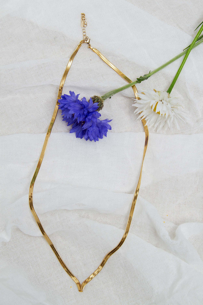Collier Geste Simple Doré - Judith Benita Sélection pointue de bijoux soigneusement choisis auprès de créateurs Made in France