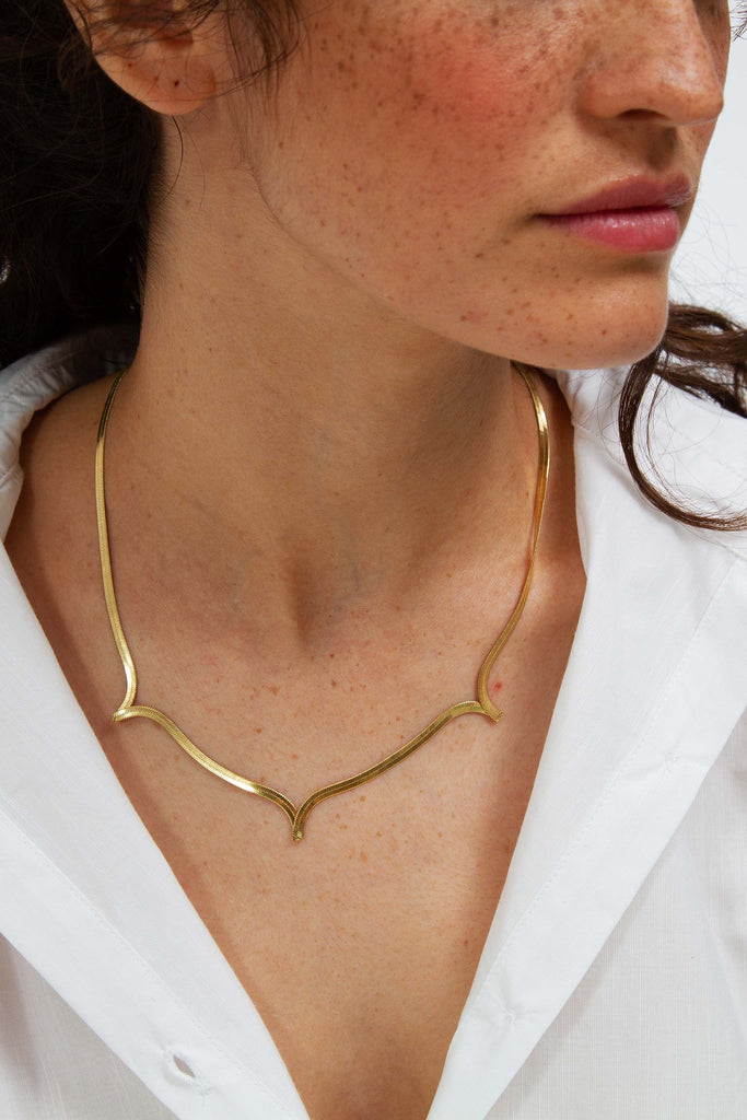 Collier Geste Triple Doré - Judith Benita un bijou précieux à porter avec toutes vos tenues