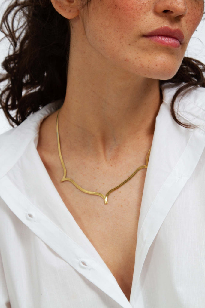 Collier Geste Triple Doré - Judith Benita feminité autour du cou ou aux oreilles