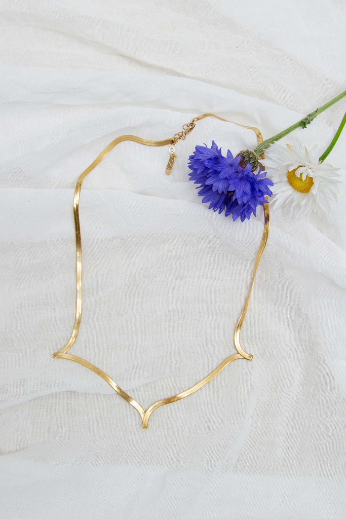Collier Geste Triple Doré - Judith Benita Des bijoux faits pour elles, imaginés et créés en France