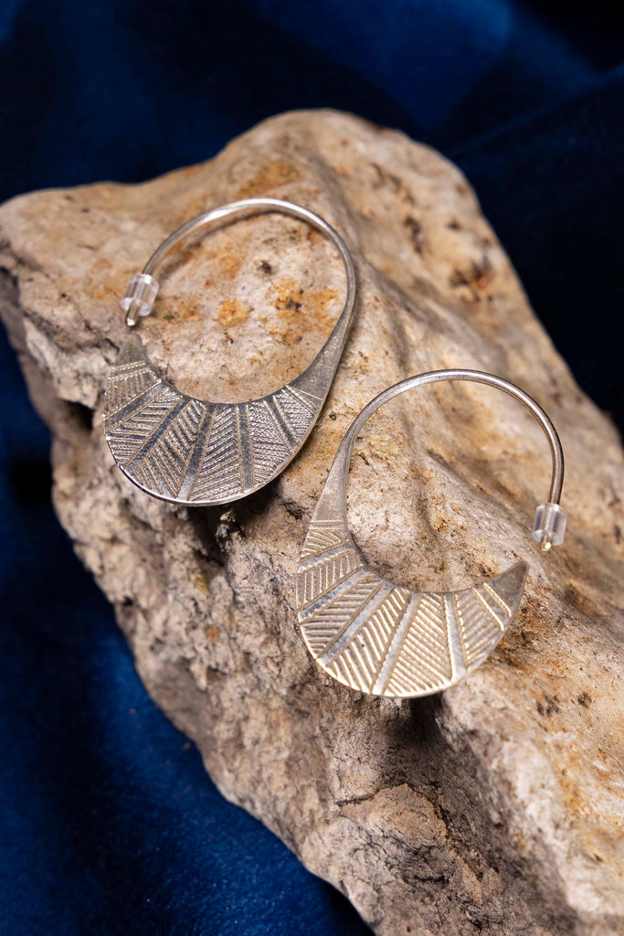 Créoles Flèche Gravées Argent - Ombre Claire Des bijoux faits pour elles, imaginés et créés en France
