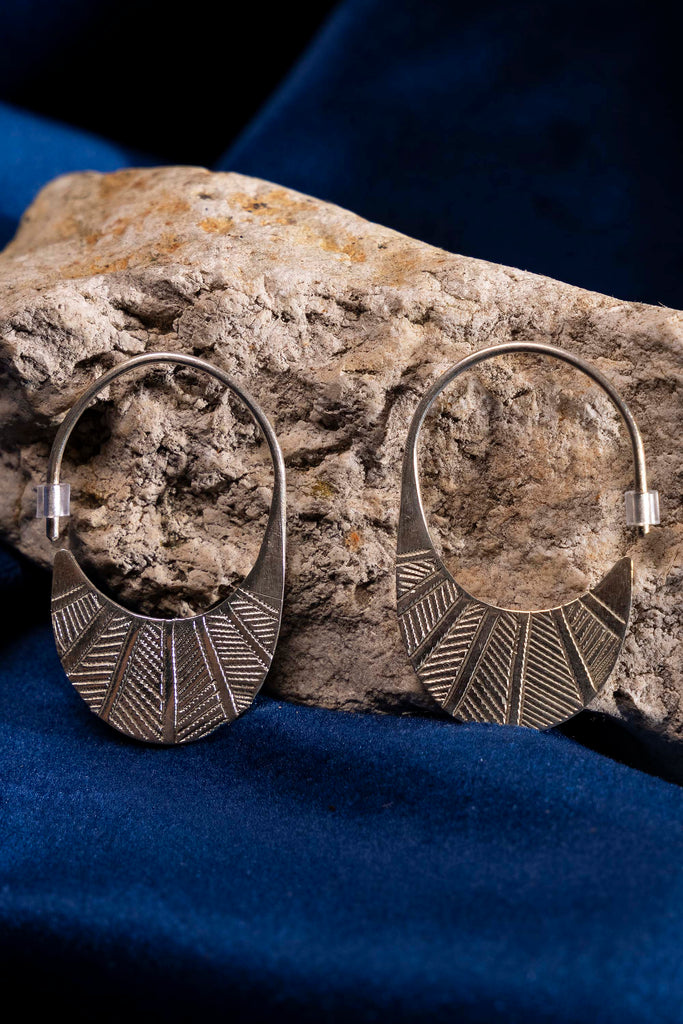 Créoles Flèche Gravées Argent - Ombre Claire Sélection pointue de bijoux soigneusement choisis auprès de créateurs Made in France