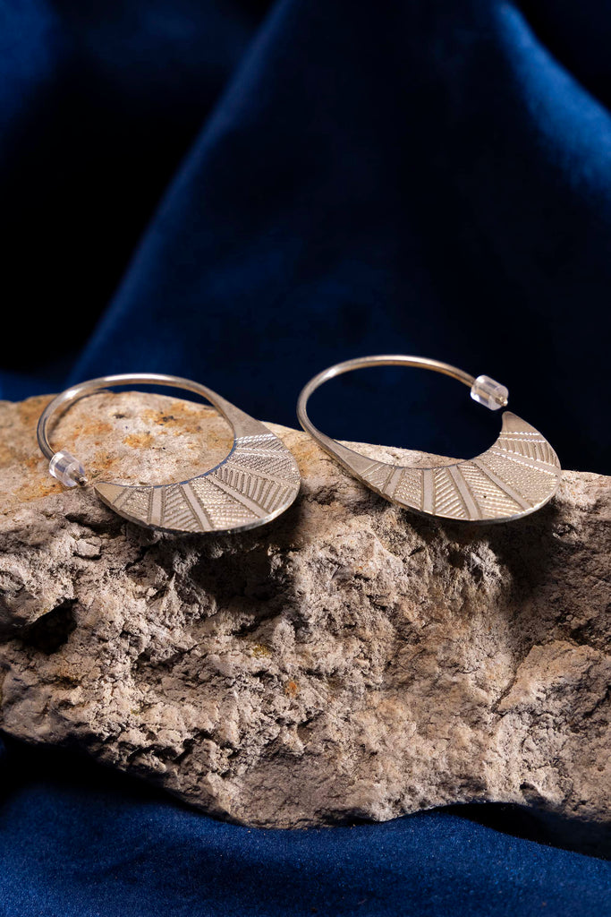 Créoles Flèche Gravées Argent - Ombre Claire Sélection pointue de bijoux soigneusement choisis auprès de créateurs Made in France