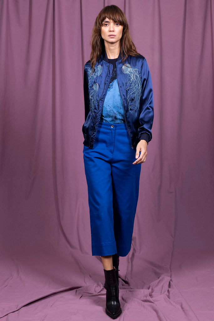 Blouson Paraguas Medusas Bleu Marine pièce phare d'une tenue très urbaine