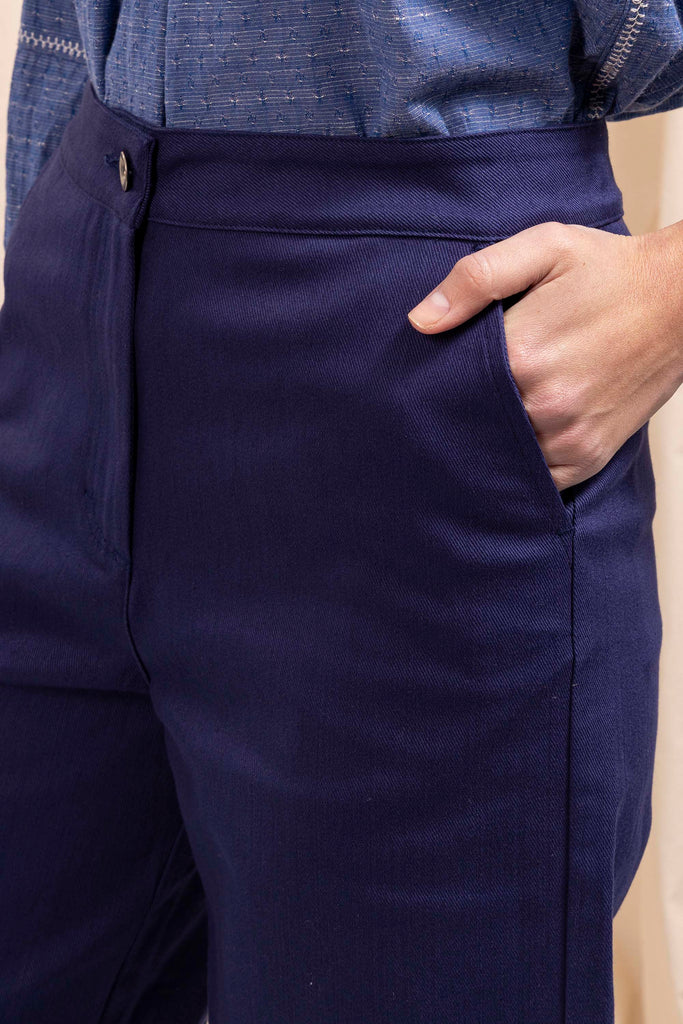 Pantalon Cristina Bleu Indigo pièce intemporelle, élégance et poésie urbaine, fabrication certifiée