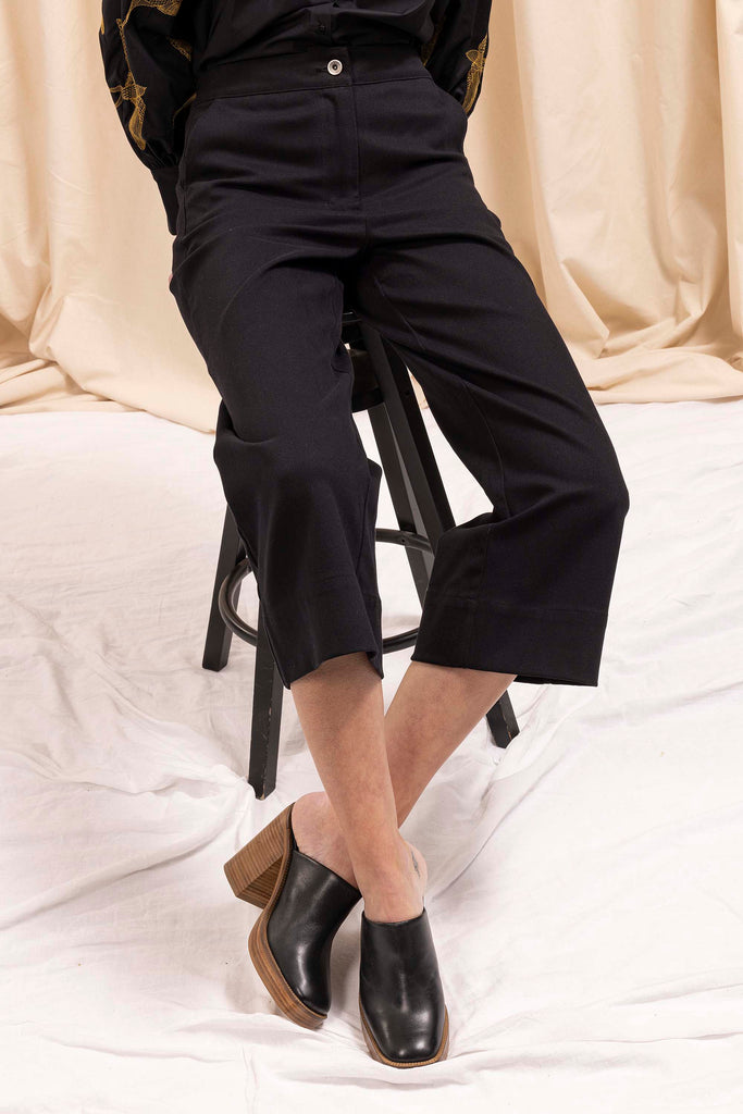 Pantalon Cristina Noir pantalon femme au charme romantique pour l'ensemble d'une tenue